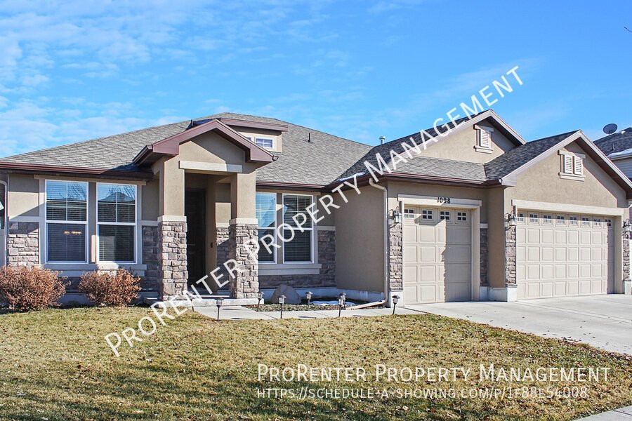 Spacious 3 Bed, 2 Bath Foxboro North Home property image